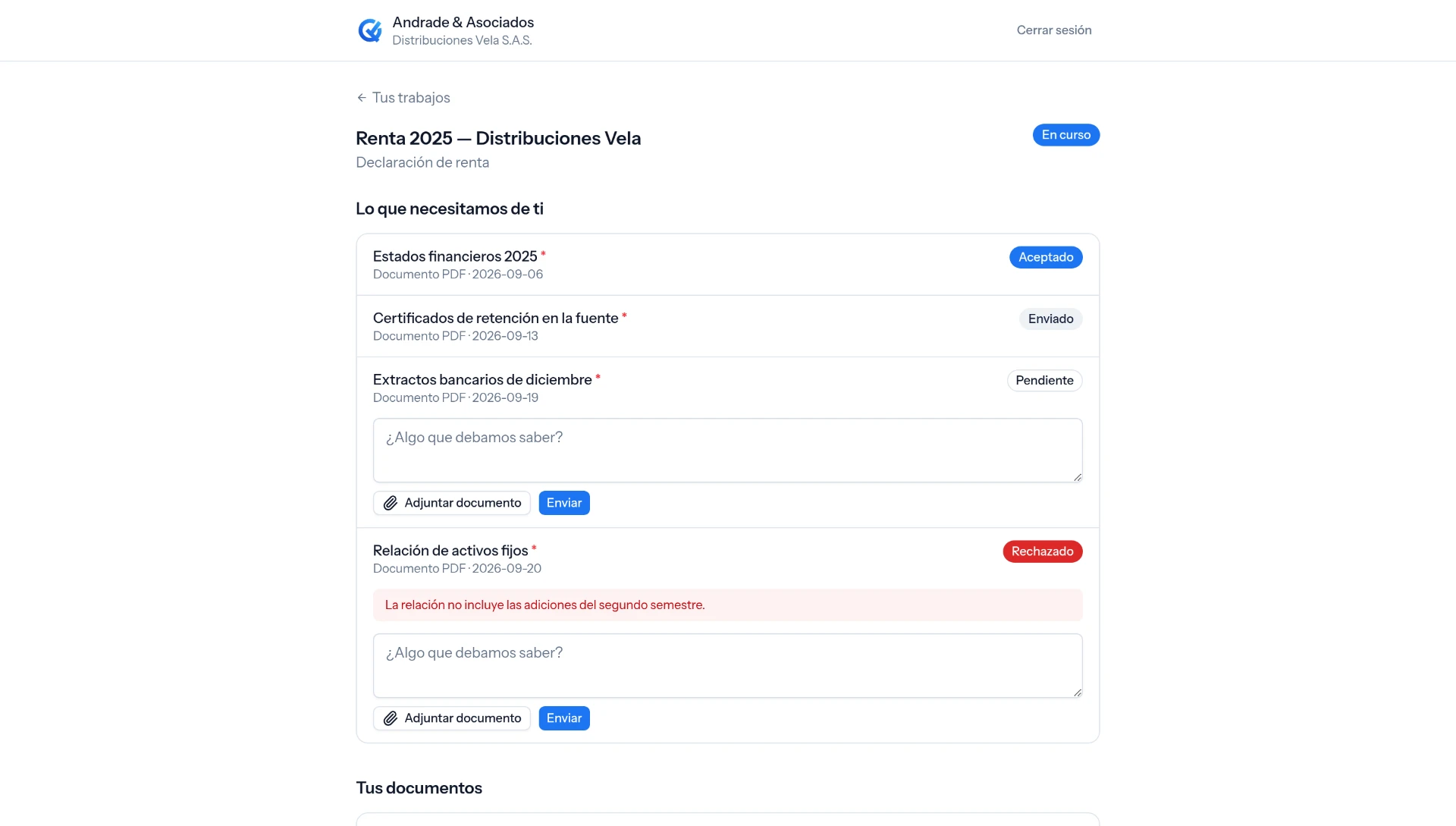 Portal del cliente de OperaHQ con documentos solicitados, estados y opciones para adjuntar y enviar información.